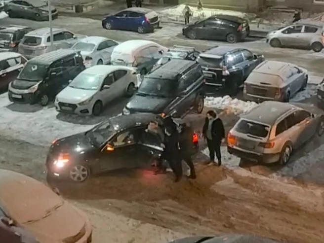 Андрей с травмой позвоночника был насильно затащен в автомобиль на глазах у супруги. | Источник: читательница «Фонтанки»