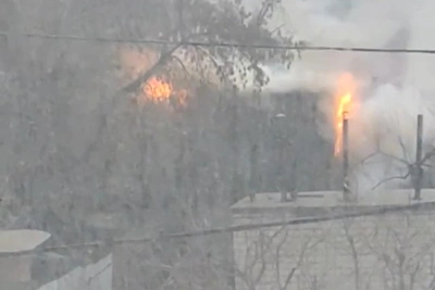 В Волгограде загорелся частный дом: пожар попал на видео