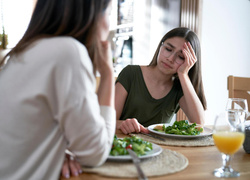 Что делать, если дочь-подросток увлеклась диетами: 6 советов родителям от психолога