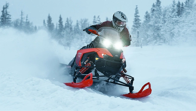 В салонах можно найти снегоходы Ski-Doo и Lynx | Источник: Ru.freepik.com