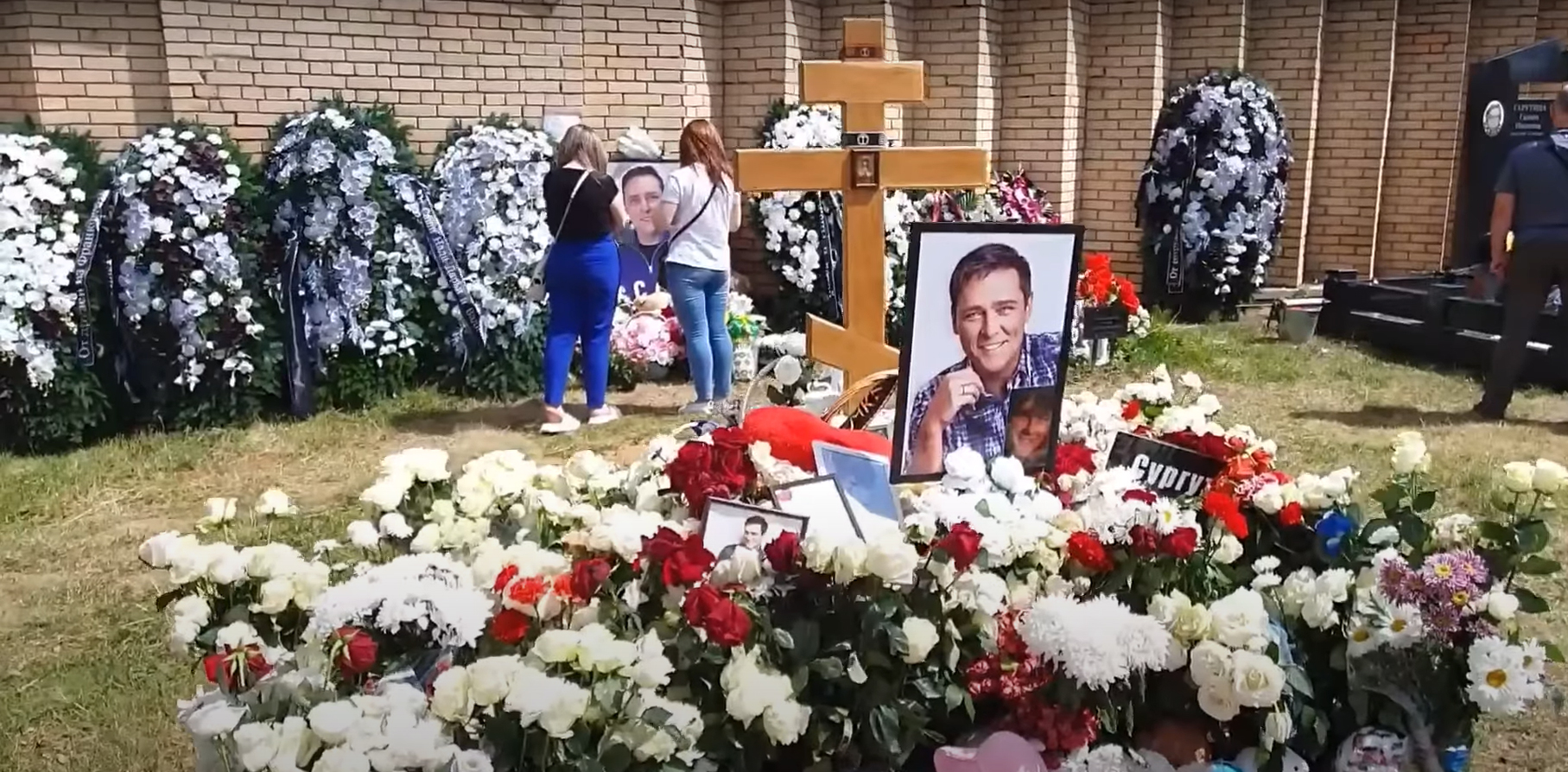 Шатунова похоронят в москве. Могила Юры Шатунова. Могила Юрия Шатунова на Троекуровском кладбище. Похороны Юры Шатунова 2022.