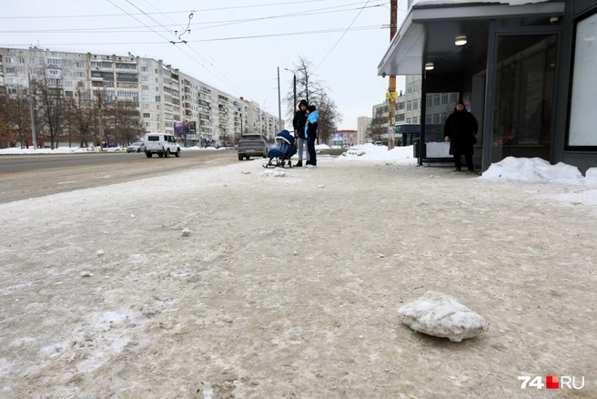 Из-за температурных качелей относительно ровный снежный покров превратился в каток | Источник: Михаил Шилкин