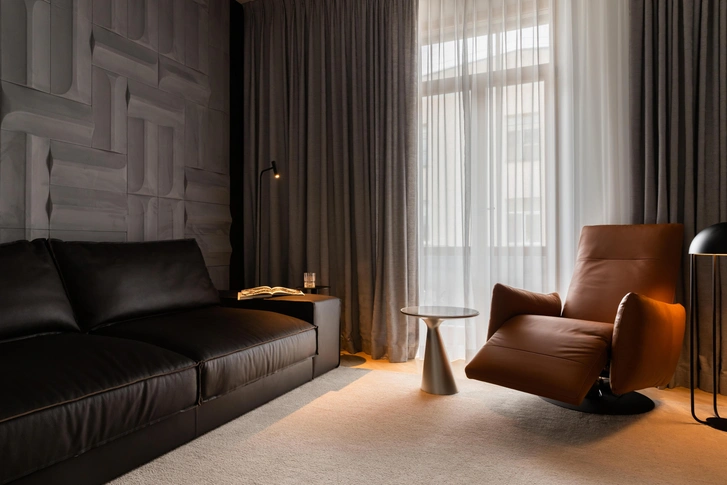 Диван, Sofa Club. Столик, Gullwing. Кресло, Cierre Cloud. Светильник Katman. Торшер Jellyfish, Faro. Панели Pinzo Premium Soft, EViRO. Ковер, JAB. Текстиль, «АртМода-Стиль». | Источник: Юлия Бараускас