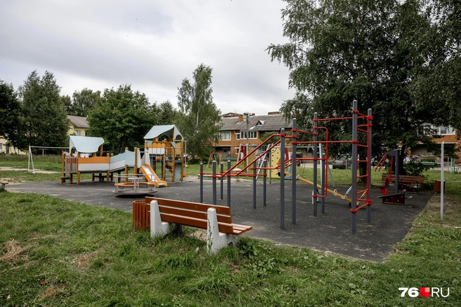 У многоквартирных домов облагородили детскую и спортивные зоны | Источник: Александр Куренной / 76.RU