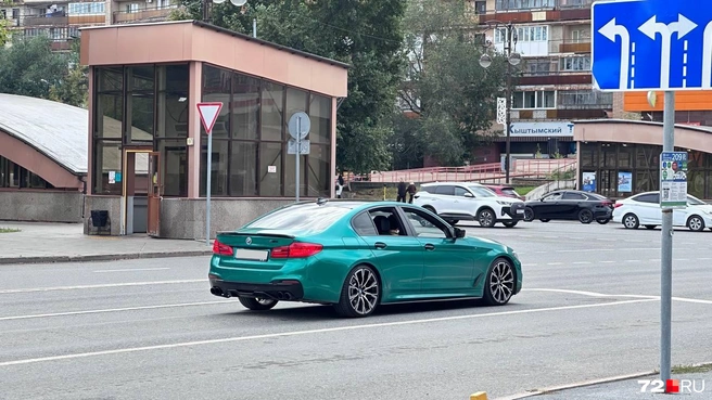Зеленая BMW явно не собирается теряться в городском потоке | Источник: 72.RU