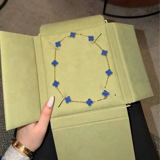 Югорчанин не в первый раз преподносит дорогие подарки своей возлюбленной | Источник: sony9sha / t.me