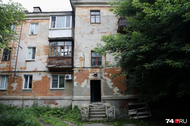Ступеньки в этом подъезде — суровая преграда, а вот двери нет совсем | Источник: Наталья Лапцевич