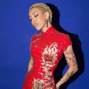 Почему Doja Cat издевается над Сидни Суини?