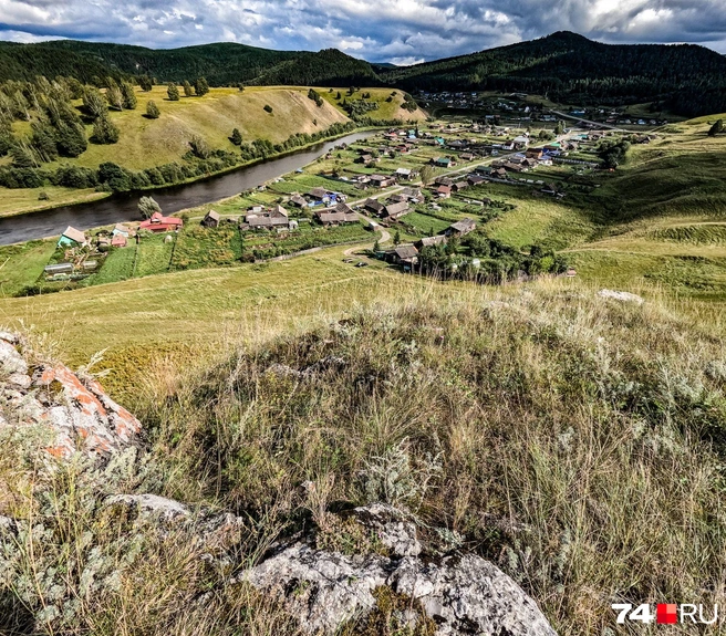 Орловка идеально вписывается в долину реки Катав | Источник: Артем Краснов