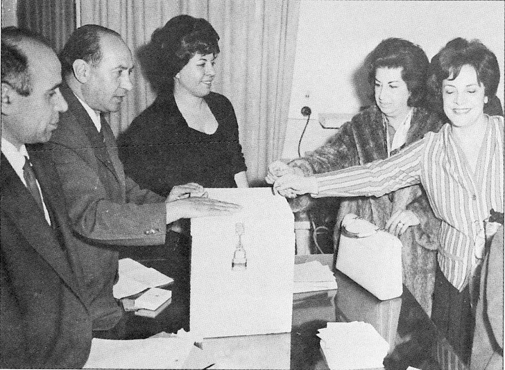 Женщины впервые голосуют в Иране, 1963 год | Источник: Public domain, via Wikimedia Commons