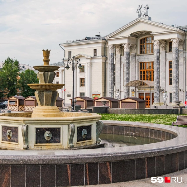 Совсем рядом с домом ДК Солдатова и фонтаны при нем | Источник: Тимофей Калмаков / 59.RU
