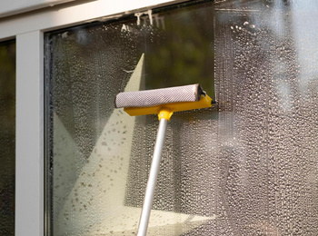 Безопасно и чисто: как вымыть окна снаружи до блеска