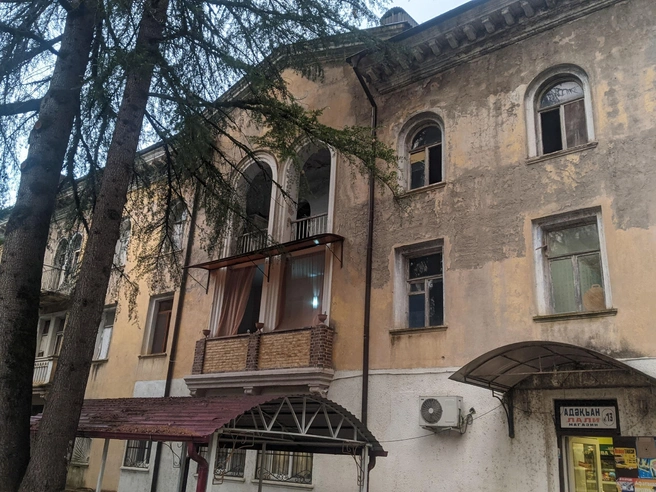 В Ткуарчале есть магазины, заправки и кафе | Источник: Оксана Витязь