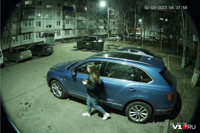 (Изображение сгенерировано нейросетью) Той самой девушкой в белых кроссовках точно была не Кристина, убежден Егор | Источник: Серафима Пантыкина / Городские медиа