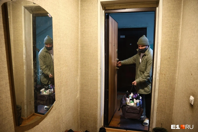 Дмитрий привозит с собой всё, что нужно ему для уборки | Источник: Владислав Лоншаков / E1.RU 