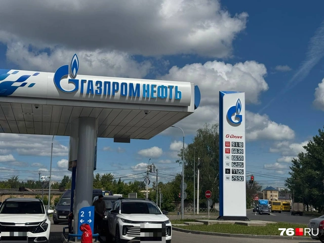 В «Газпромнефти» на улице Магистральная, 1а в развоворе с журналистом 76.RU также объяснили, что у них нет дефицита бензина | Источник: Кристина Геворкян / 76.RU