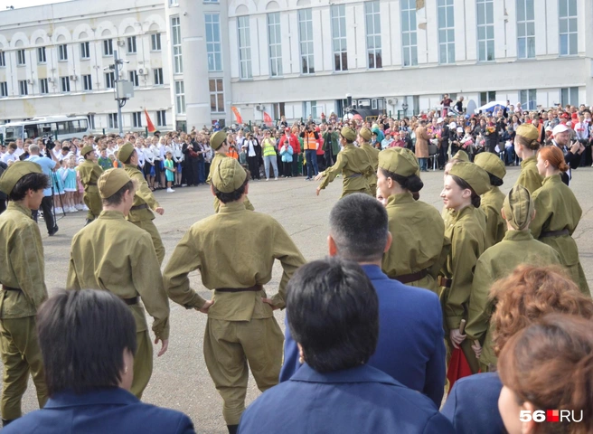 Танец артистов в военной форме | Источник: Анастасия Баринова / 56. RU