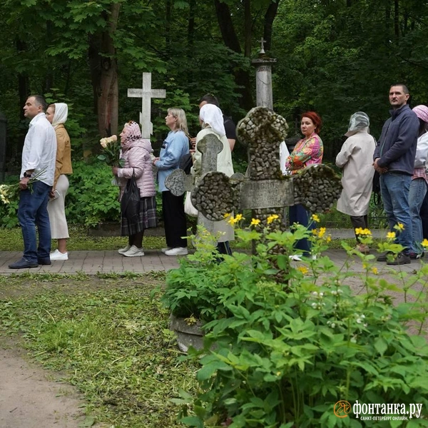 Несли цветы и молились. Верующие пришли на Смоленское кладбище в день памяти Ксении Блаженной | Источник: Павел Даиси / «Фонтанка.ру»