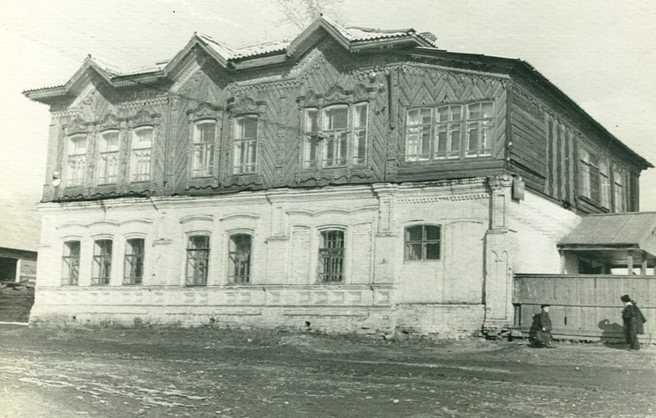 Дом купца Фонарева — одно из самых старых сохранившихся зданий Новокузнецка, построенное в середине 19 века | Источник: pastvu.com