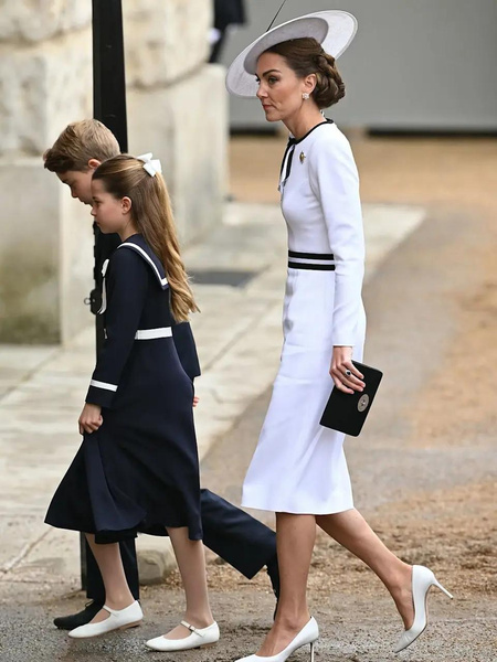 С мамой в одном стиле: разбираем образы Кейт Миддлтон и принцессы Шарлотты на параде Trooping The Colour