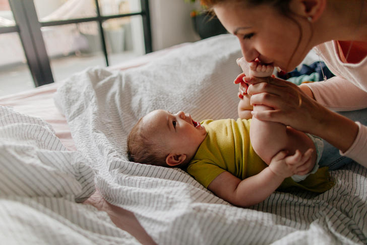 Они пугают мам: 10 странных привычек младенцев