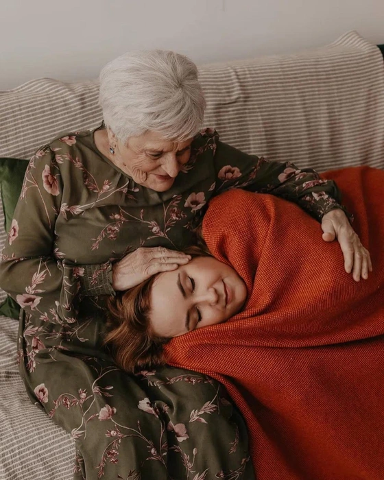 Альбина с бабушкой | Источник: Альбина Кабалина / Instagram (деятельность запрещена на территории РФ)