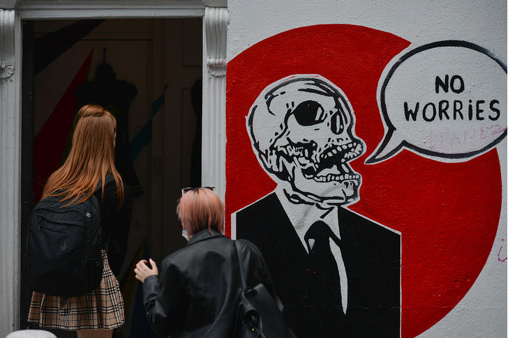 Фото №16 - Лучшие граффити про коронавирус со всего мира