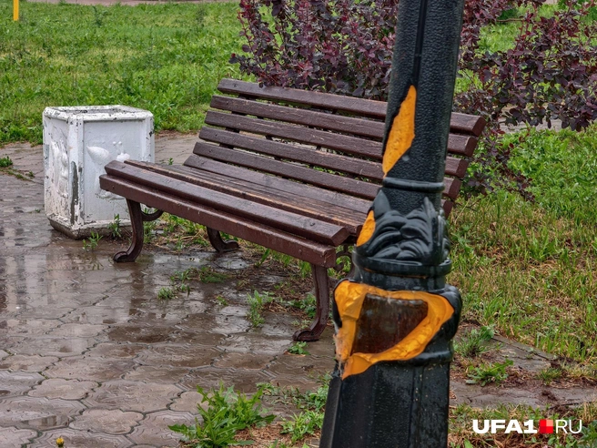 А фонарные столбы тоже облезли | Источник: Булат Салихов / UFA1.RU