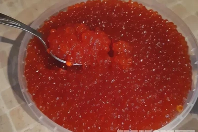 Цены на красную икру в России упали на треть