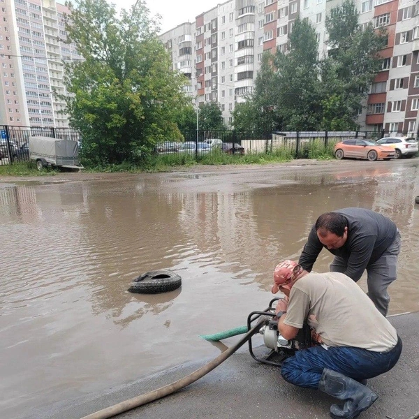 Из низменностей скапливающуюся с ближайших дорог воду откачивают насосами | Источник: Эдуард Соснин / Telegram