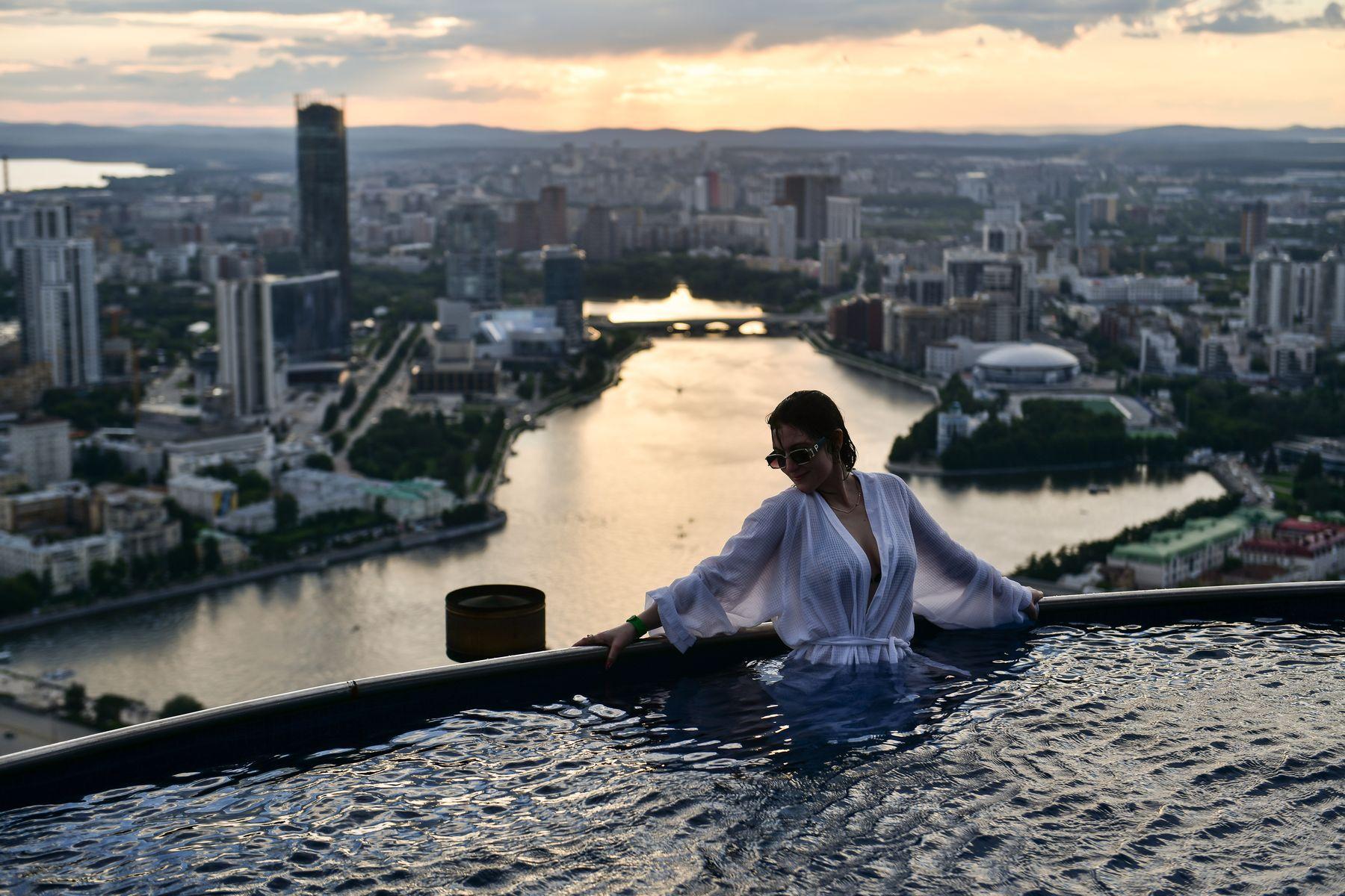 В центре Екатеринбурга закрыли бассейн на крыше небоскреба. В чём дело?