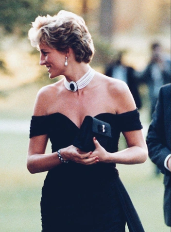 Открытые плечи и длина считались в королевском протоколе недопустимы  | Источник: ru.pinterest.com