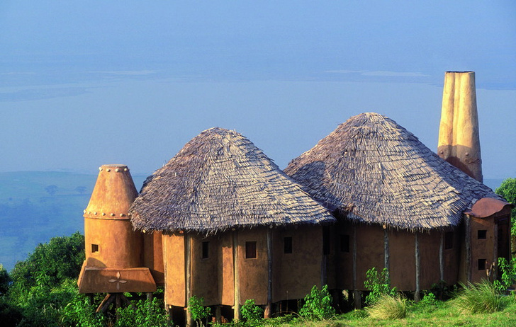 На вид — скромные хижины, а на самом деле — один из самых роскошных отелей в Танзании, Ngorongoro Crater Lodge