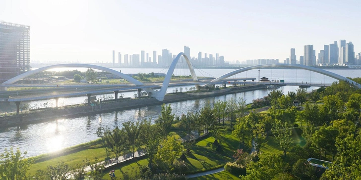 Новый пешеходный мост бюро Захи Хадид открылся в Ханчжоу | Источник: Сю Лянь