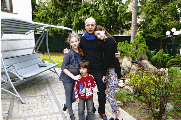 Андрей Кобзон с дочерьми Анитой, Полиной и сыном Мишей, 2013 год