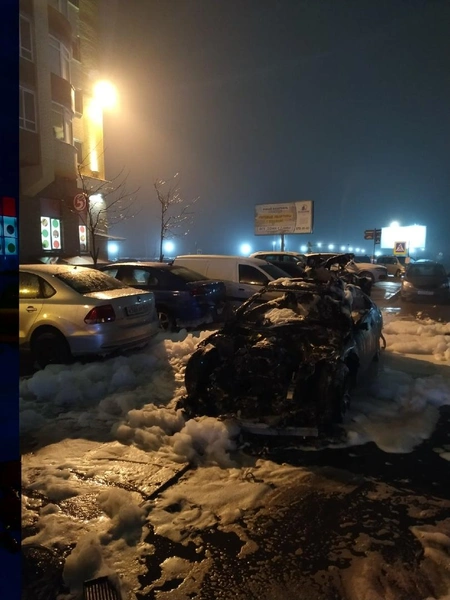 «Сугробы» пены укрыли сгоревший «Мерседес» в Кудрово. Он был припаркован поперёк остальных машин (фото) | Источник: vk.com/spb_today