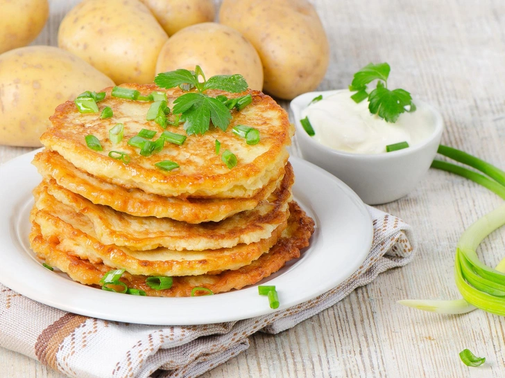 Сытные картофельные блины с зеленью: простой рецепт вкусного блюда, которое понравится всем домашним | marieclaire.ru