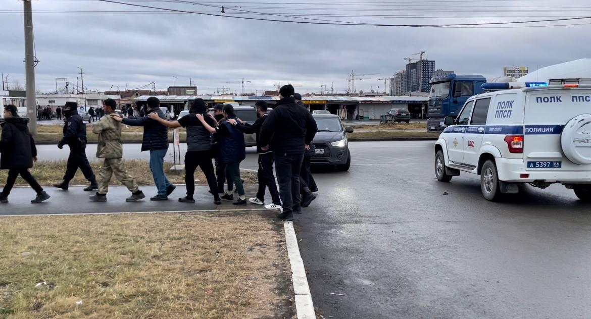 Забрали десятки людей: полиция ворвалась в большое кафе на Юго-Западе