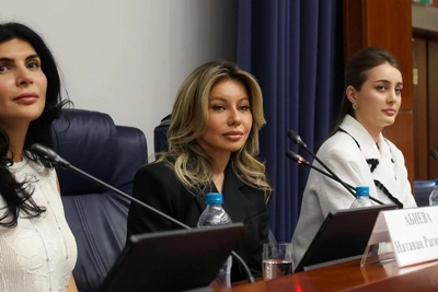 «Кто-то не готовится — ему накидывают в „ухо“: Стрелец бросила камушек в огород Собчак