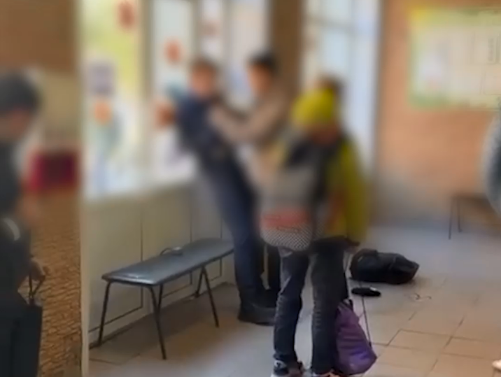 Ученик избил лежащего ногами в голову в школе