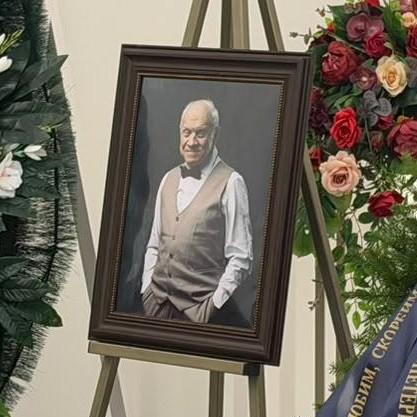 Стас Пьеха с мамой прощаются с основателем ВИА «Поющие гитары» Евгением Броневицким: репортаж из Петербурга