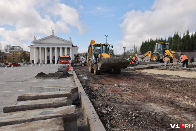 Но в некоторые места погрузчики физически не доберутся | Источник: Алексей Волхонский / V1.RU