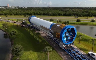 Выкатили ступень: компания Blue Origin готовится ко второму запуску своей сверхтяжелой ракеты-носителя New Glenn