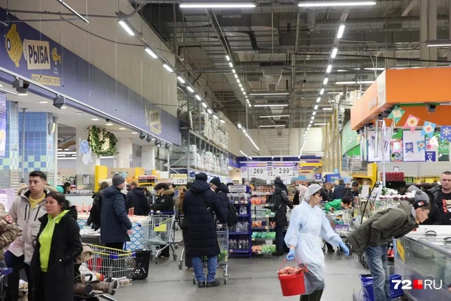 Одно из самых оживленных мест&nbsp;— отдел с рыбой. И кажется, что все мы живем в изобилии | Источник: Ирина Шарова / 72.RU 