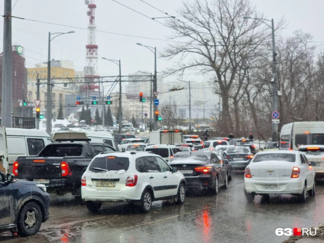 Водителям приходится стоять в пробках все утро | Источник: Роман Данилкин / 63.RU