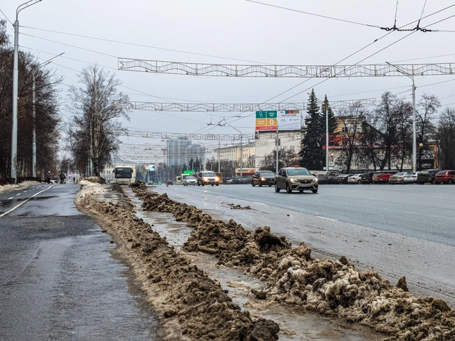 На улицах города лужи и грязь | Источник: Булат Салихов / UFA1.RU