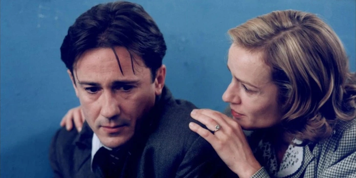 В фильме «Восток-Запад» Меньшиков сыграл с Катрин Денев и Сандри Боннер