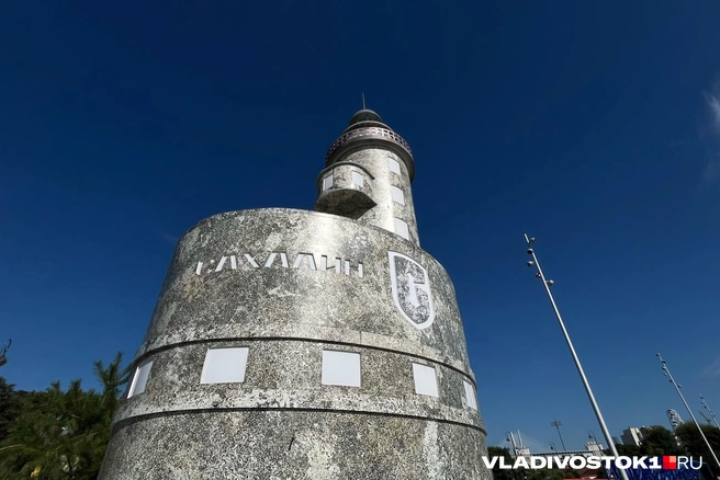 Люди охотно фотографируются у маяка | Источник: Елена Буйвол / VLADIVOSTOK1.RU