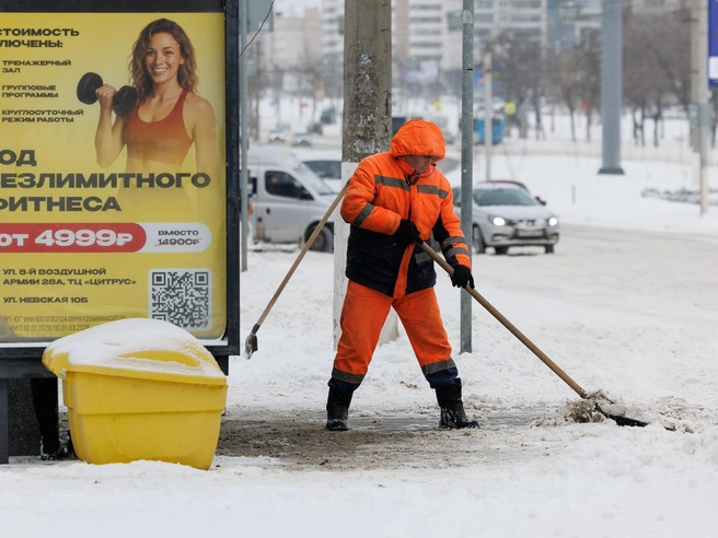 К остановкам общественного транспорта технику не подогнать, поэтому там работали вручную. | Источник: Алексей Волхонский / V1.RU