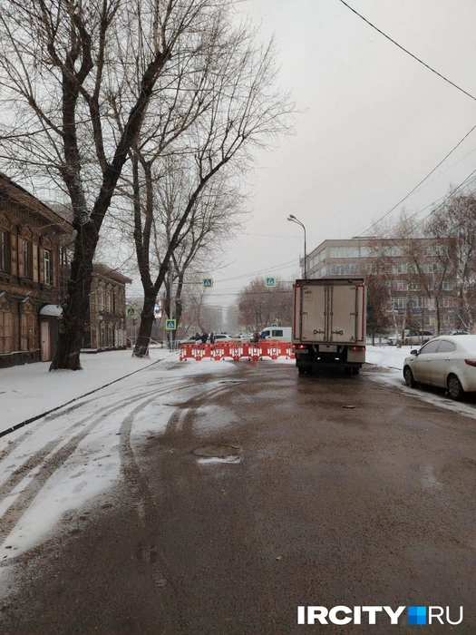 А в центре сегодня перекрывали улицу Дзержинского&nbsp;— вчера там произошла коммунальная авария, из-за которой провалился асфальт. Но уже всё хорошо | Источник: Зоя Кузнецова / IRCITY.RU